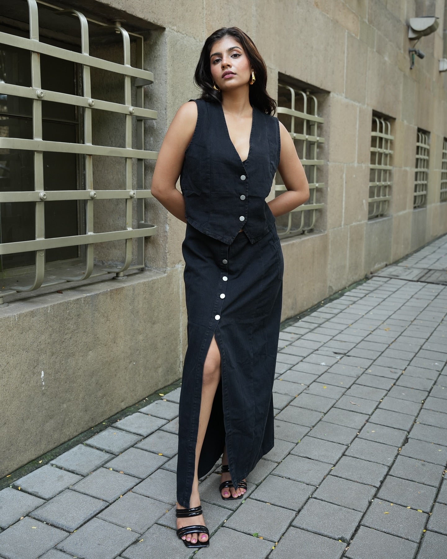 Conjunto Jeans Moderno: Colete Cropped e Saia Longa com Fenda