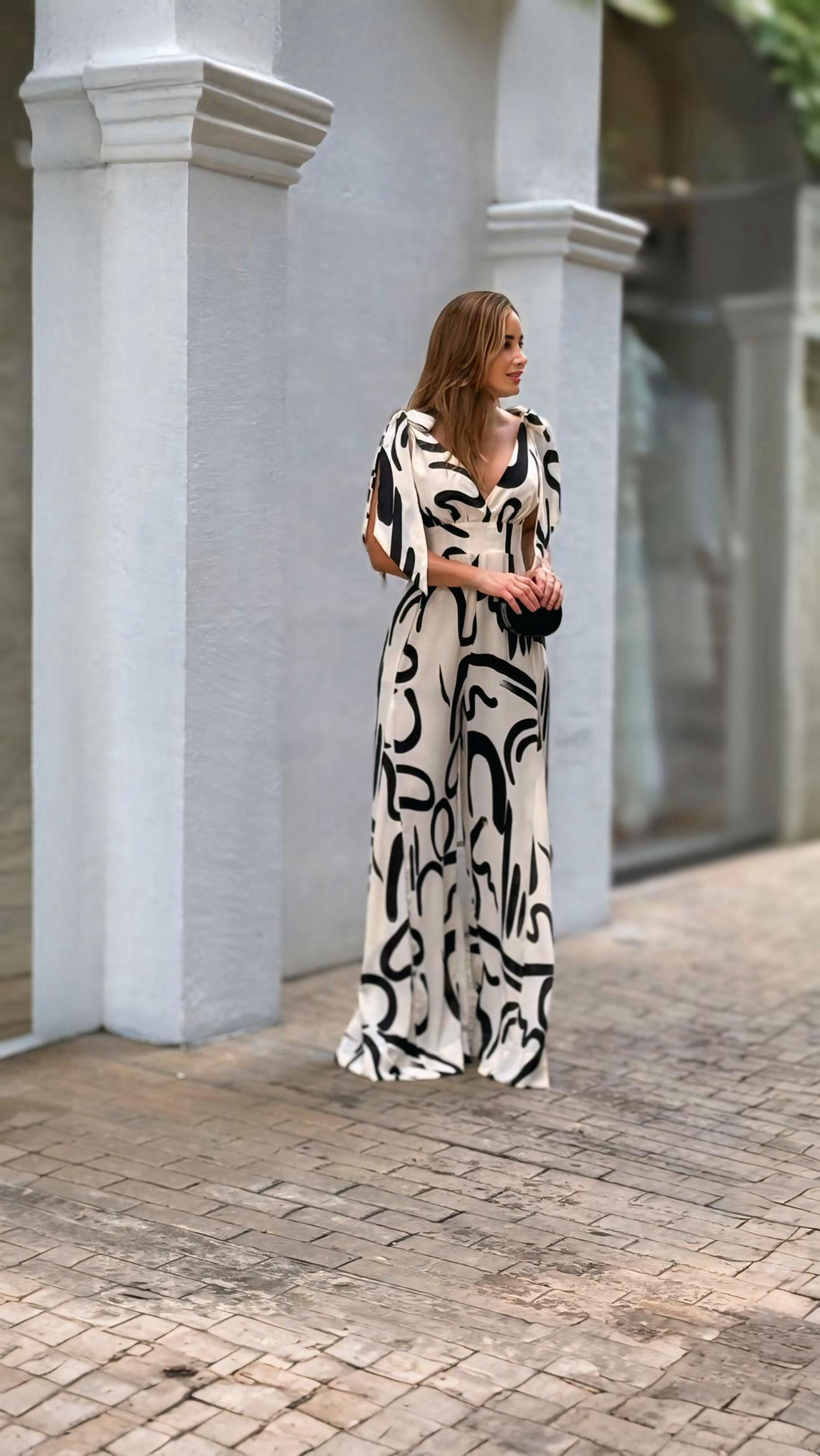 Macacão Maya – Pantalona com Estampa Abstrata P&B e Mangas Vazadas