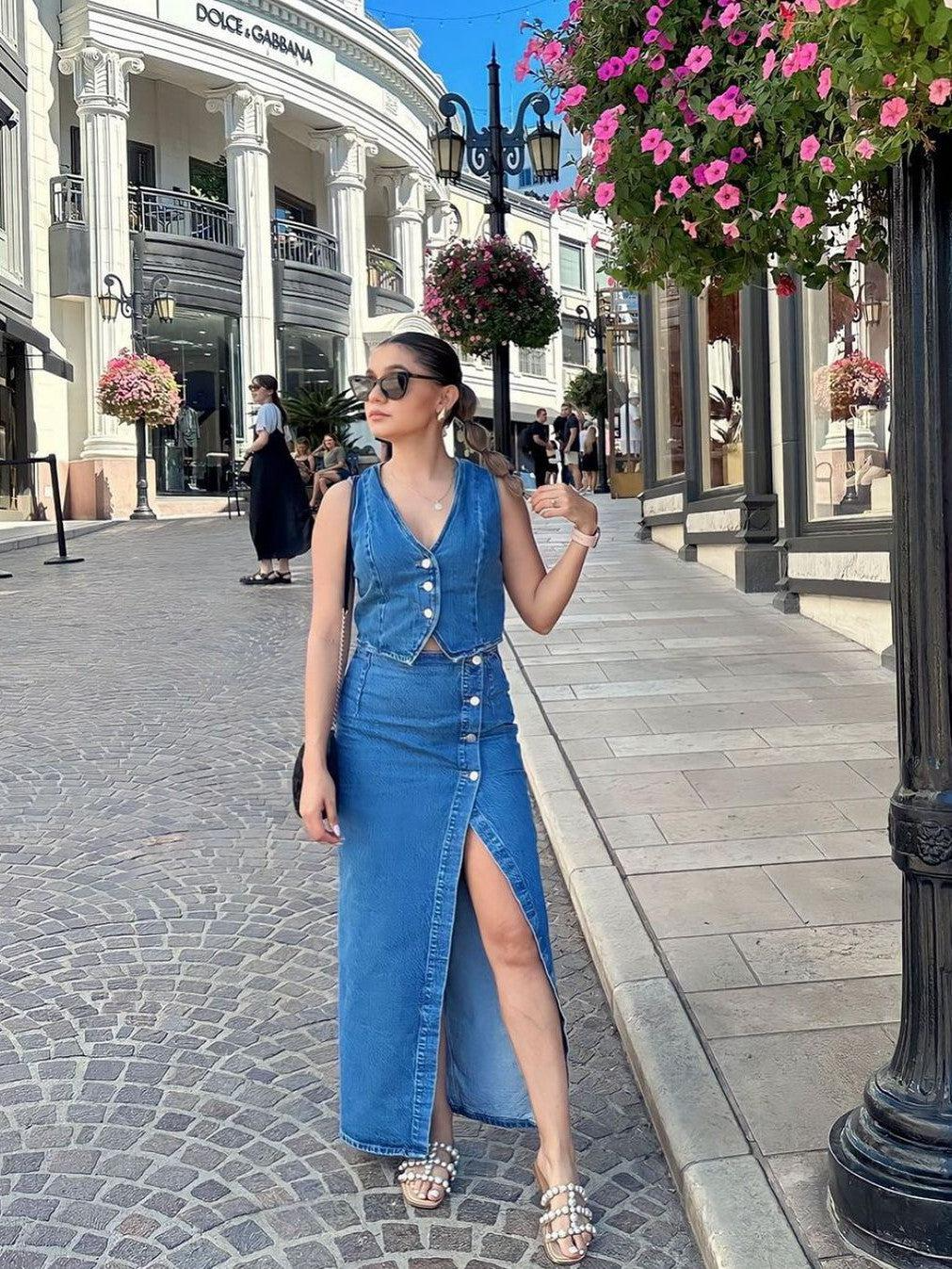 Conjunto Jeans Moderno: Colete Cropped e Saia Longa com Fenda