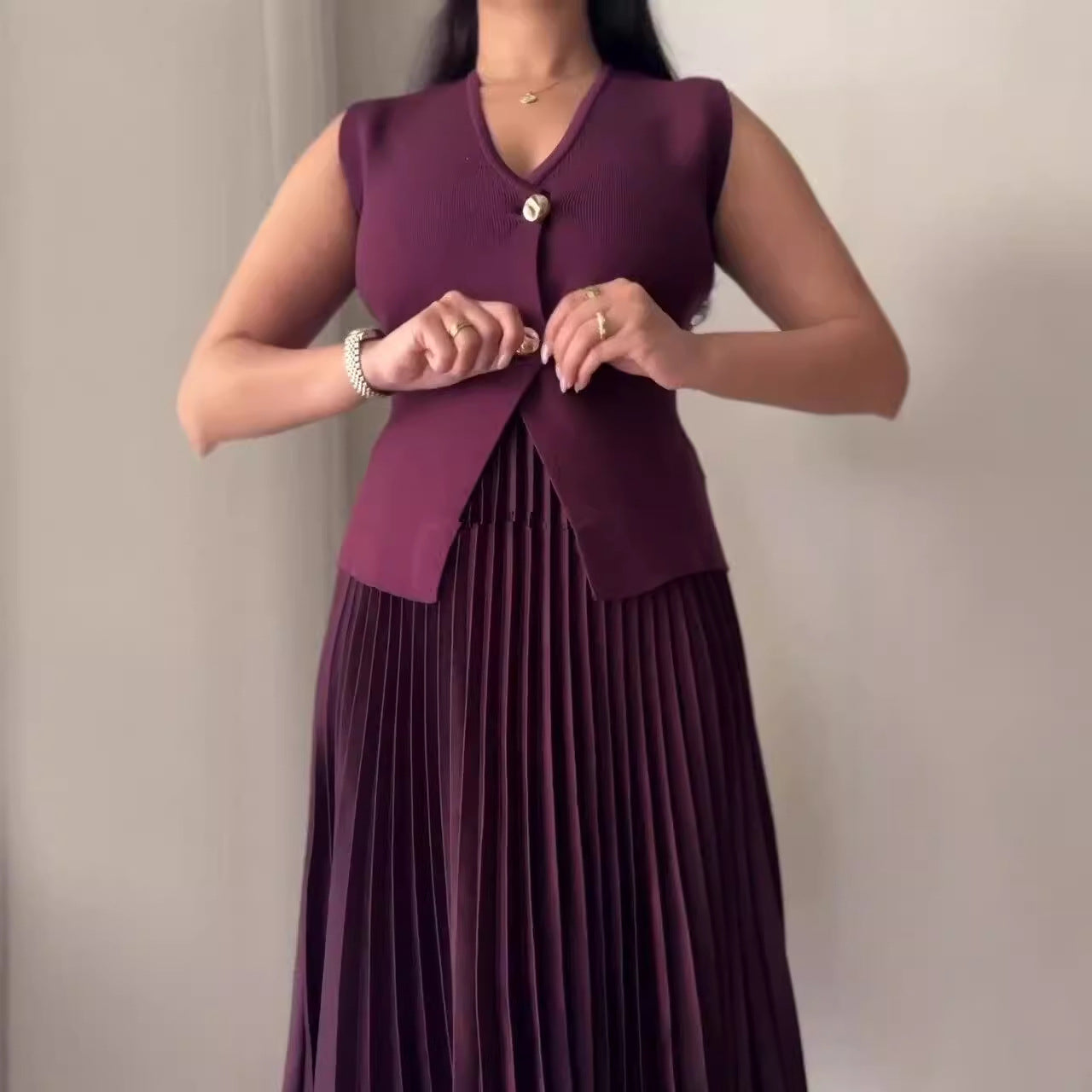 Conjunto Elegância Bordô: Colete Acinturado e Saia Plissada Midi