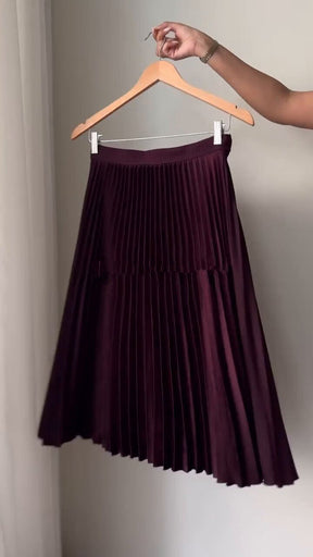 Conjunto Elegância Bordô: Colete Acinturado e Saia Plissada Midi