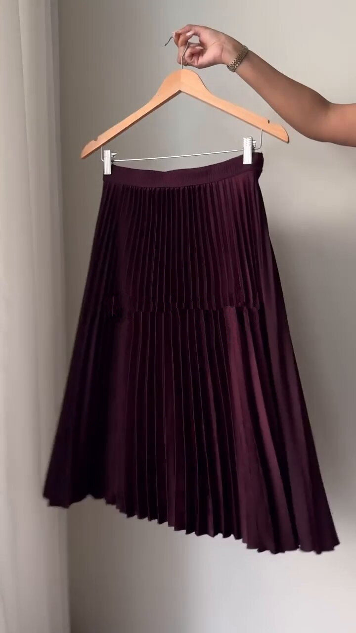 Conjunto Elegância Bordô: Colete Acinturado e Saia Plissada Midi