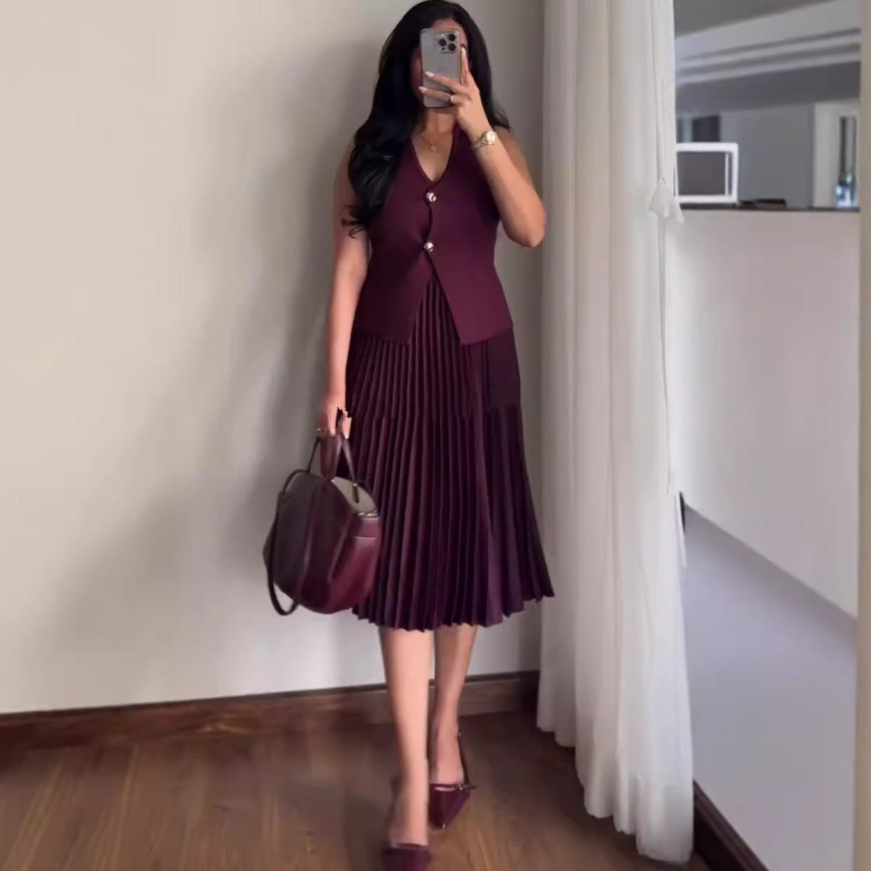 Conjunto Elegância Bordô: Colete Acinturado e Saia Plissada Midi