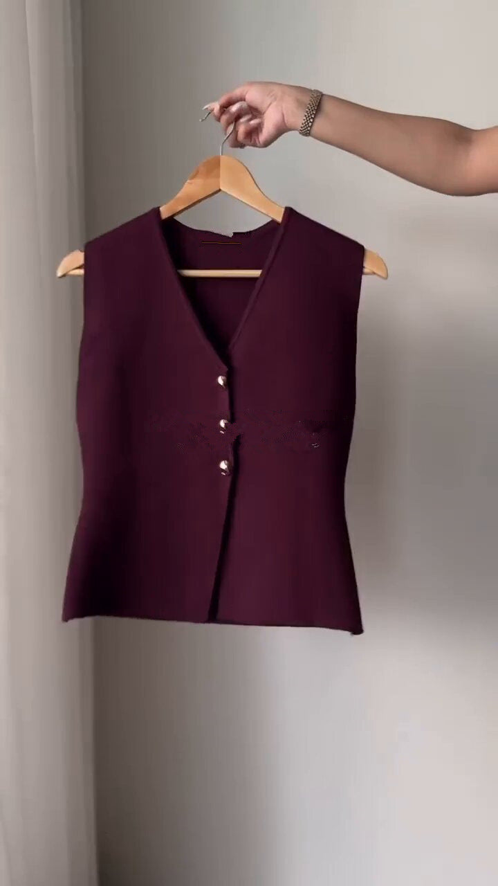 Conjunto Elegância Bordô: Colete Acinturado e Saia Plissada Midi