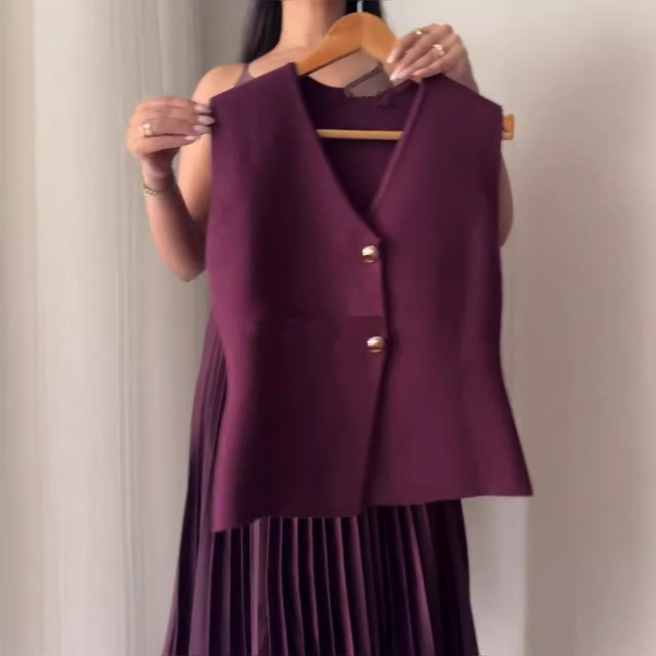 Conjunto Elegância Bordô: Colete Acinturado e Saia Plissada Midi