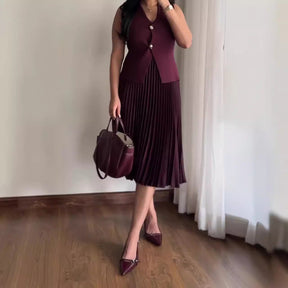 Conjunto Elegância Bordô: Colete Acinturado e Saia Plissada Midi