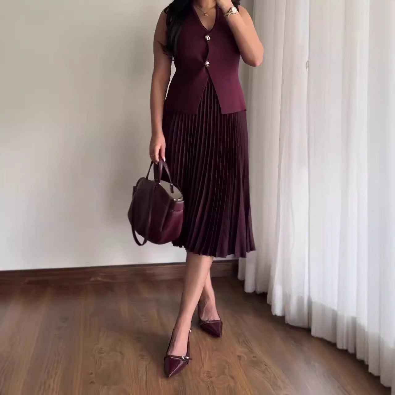 Conjunto Elegância Bordô: Colete Acinturado e Saia Plissada Midi