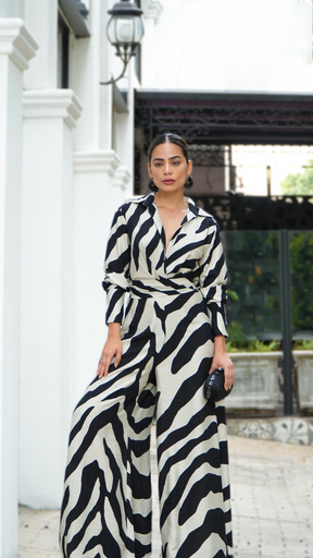 Macacão Íris – Pantalona Estampado Animal Print em Preto e Off-White