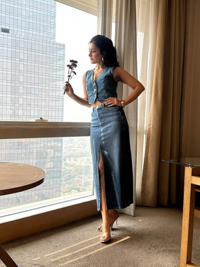 Conjunto Jeans Moderno: Colete Cropped e Saia Longa com Fenda