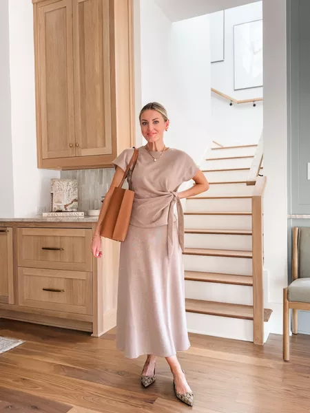 Conjunto Minimalista Chic: Blusa com Amarração e Saia Midi