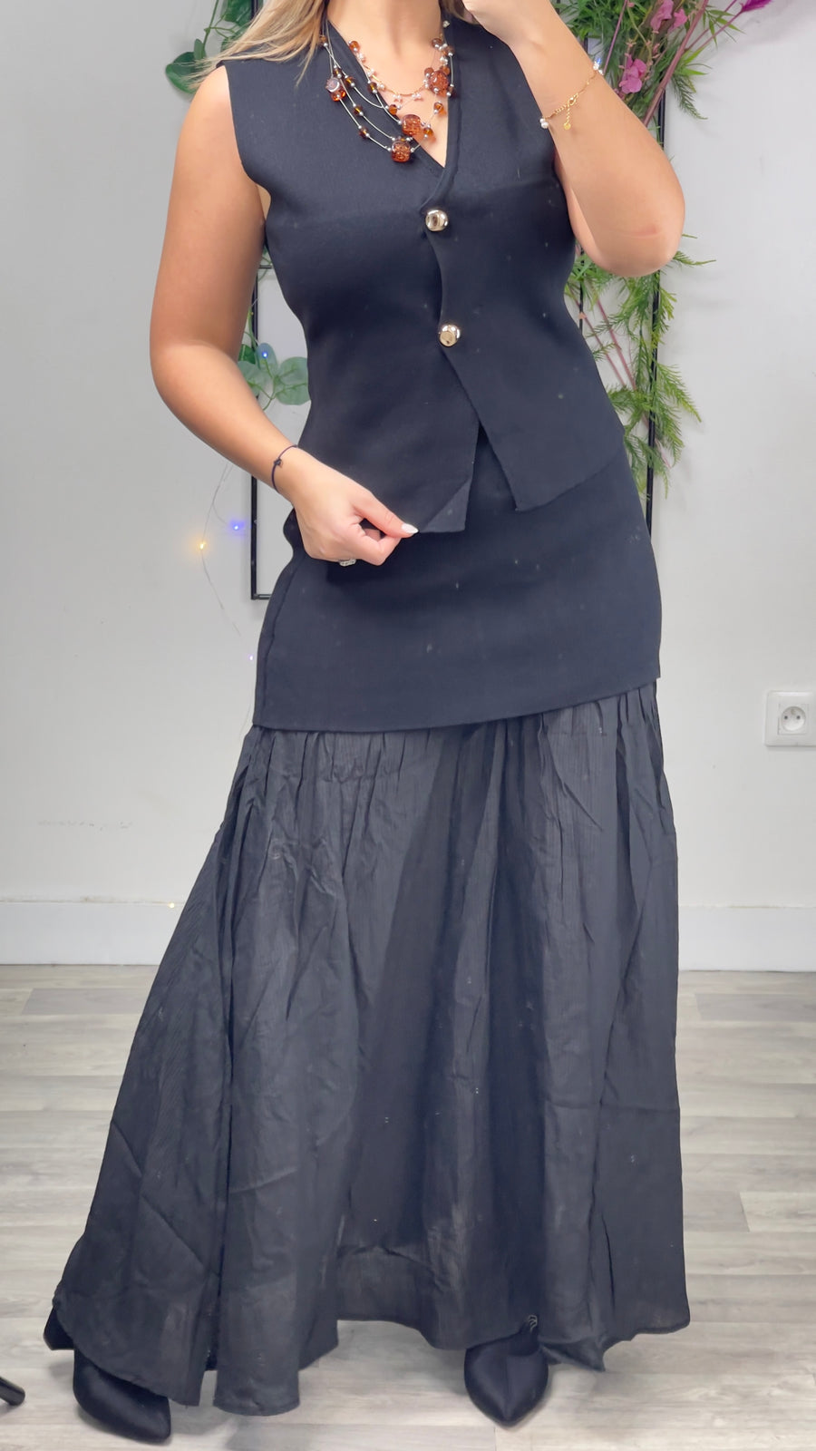 Conjunto Sofisticação: Colete Elegante e Saia Longa Fluida